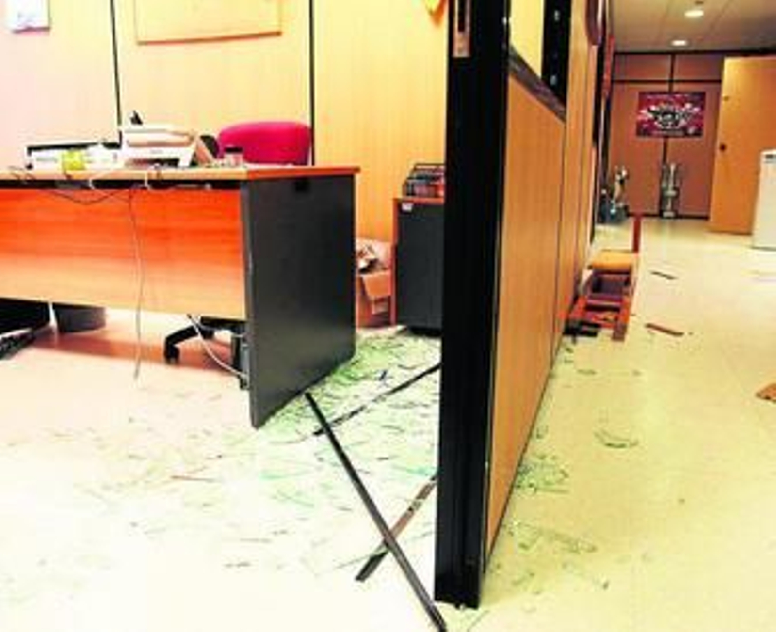 Aspecto que presentaban las oficinas tras el paso de los vándalos.