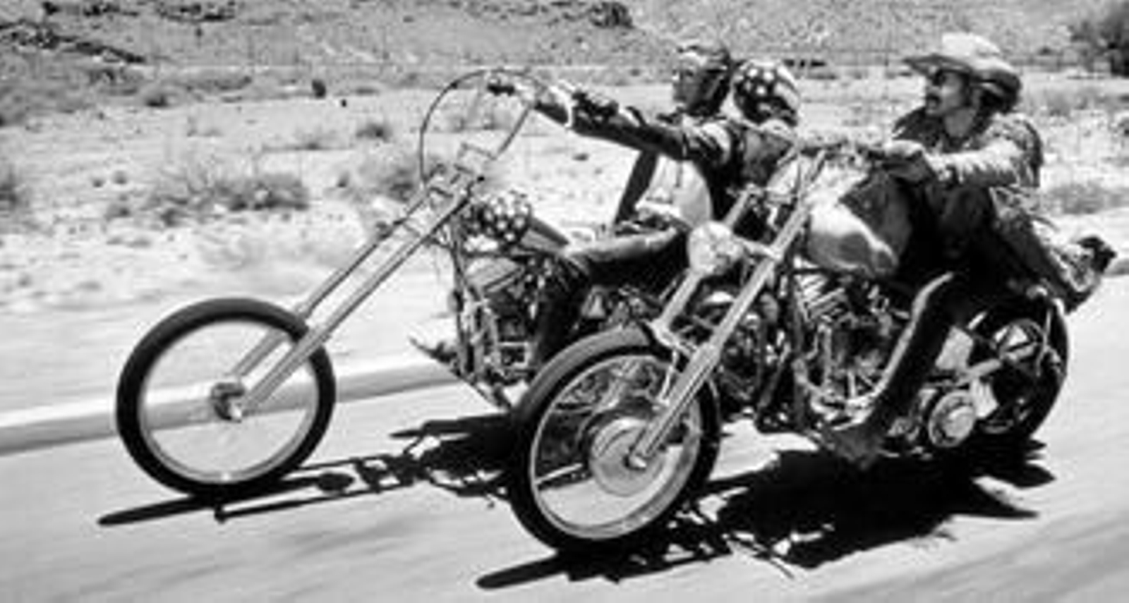 Dennis Hopper, en primer plano, junto a Peter Fonda en la película 'Easy rider (Siguiendo mi destino)'.