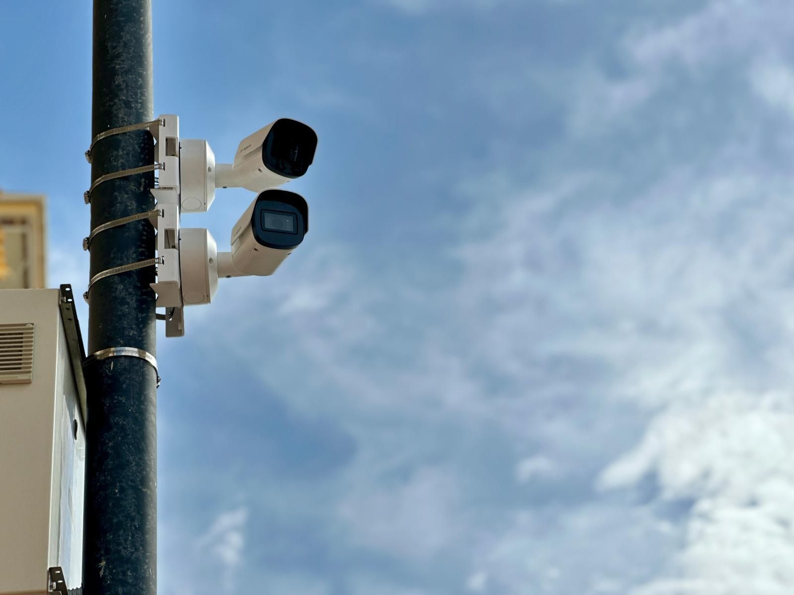 Dos de las cámaras de videvigilancia que se han instalado en Fuengirola