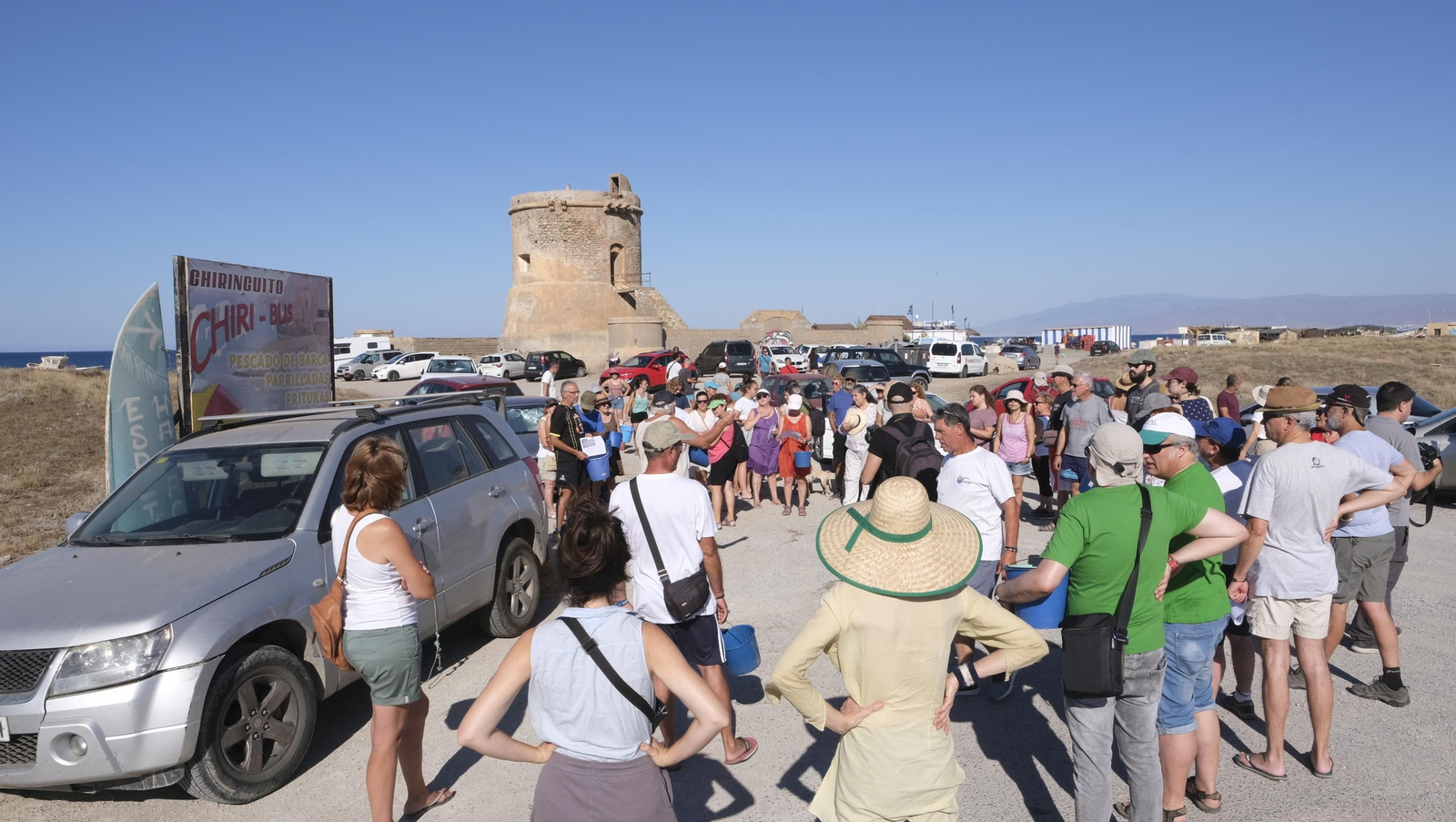 Imágenes de la cadena humana contra la desecación de Las Salinas de Cabo de Gata. Almería