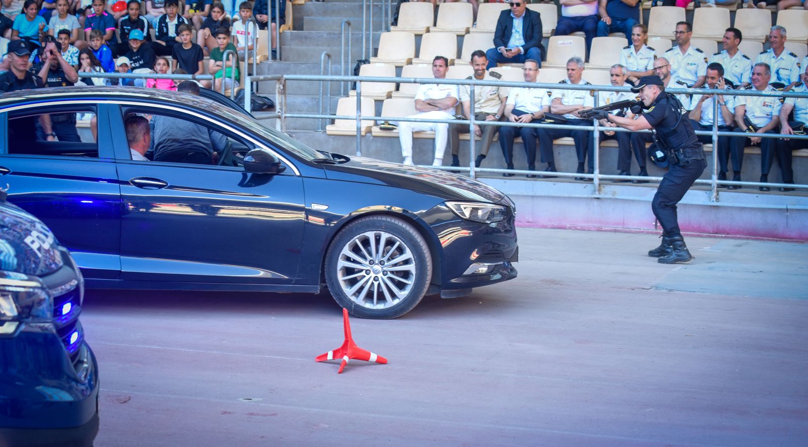 La exhibición policial con participación de la Unidad Aérea, Guías Caninos y Caballería, en imágenes