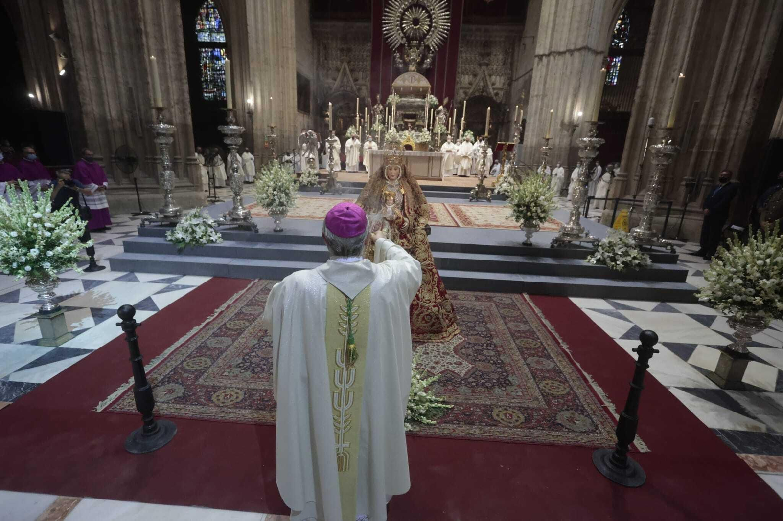 El arzobispo, monseñor Saiz, durante la celebración.