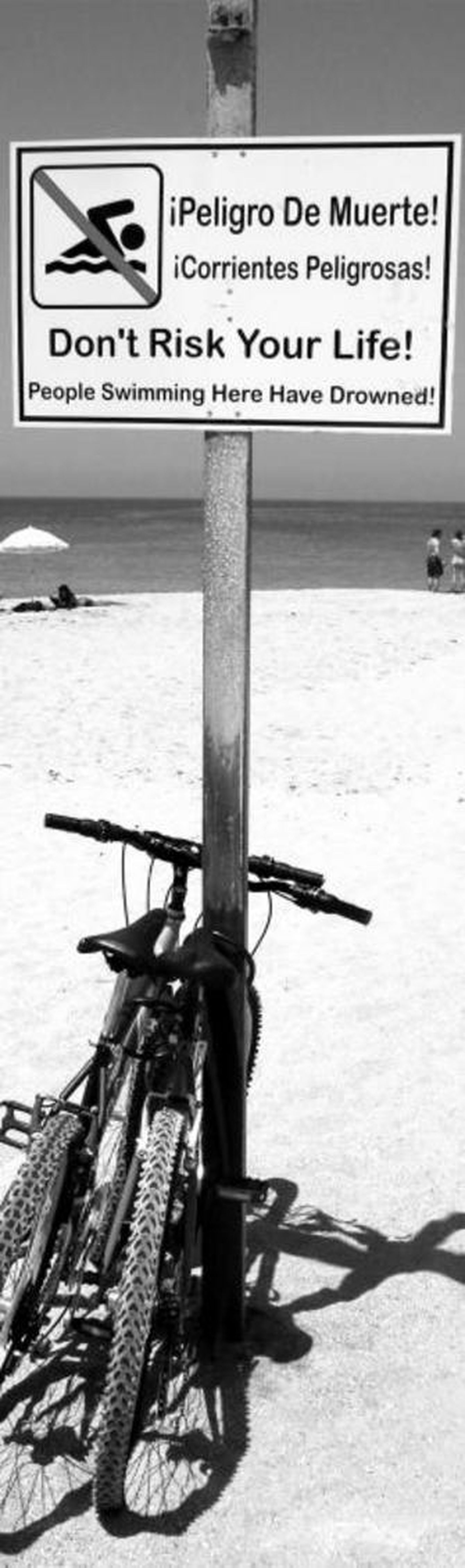 Arriba, el cartel de Özkan. A la dcha., una placa en memoria de los fallecidos.