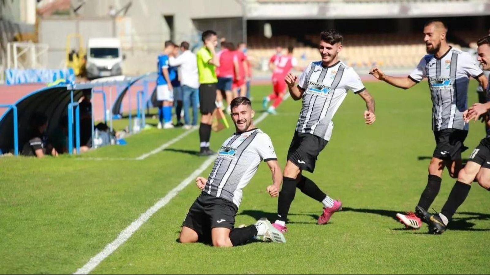 Chuma celebra el 1-2 en el único triunfo del Xerez CD en los enfrentamientos ante el Xerez DFC. Chuma celebra el 1-2 en el único triunfo del Xerez CD en los enfrentamientos ante el Xerez DFC.