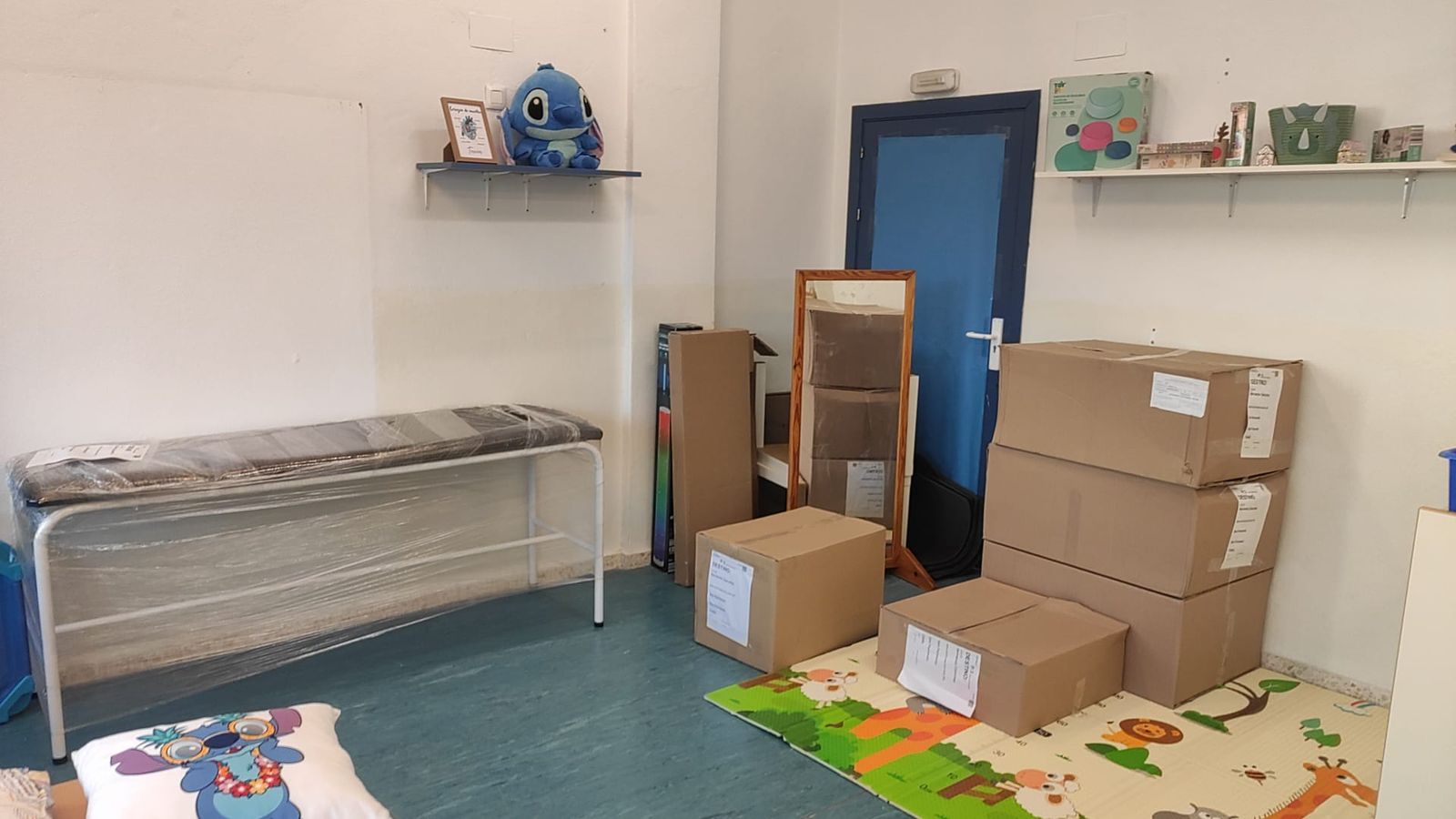 El material pedagógico y la camilla entregada al aula específica del colegio Servando Camúñez, en San Fernando