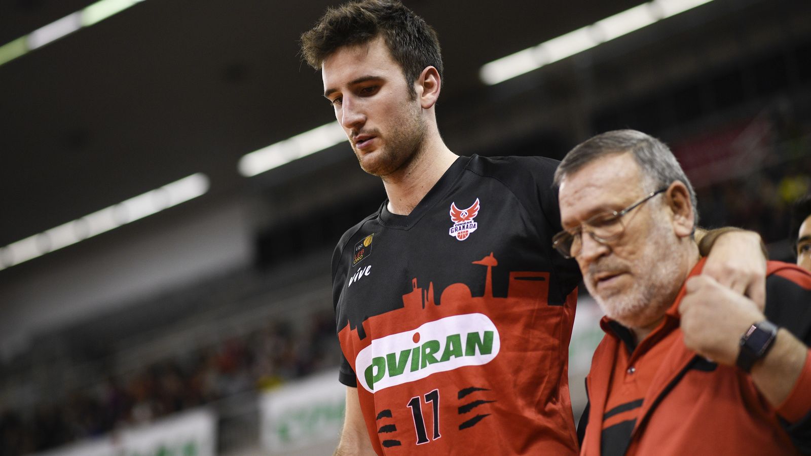 Pardina en el momento que se retira a vestuarios acompañado por el doctor Fermín Rodríguez.