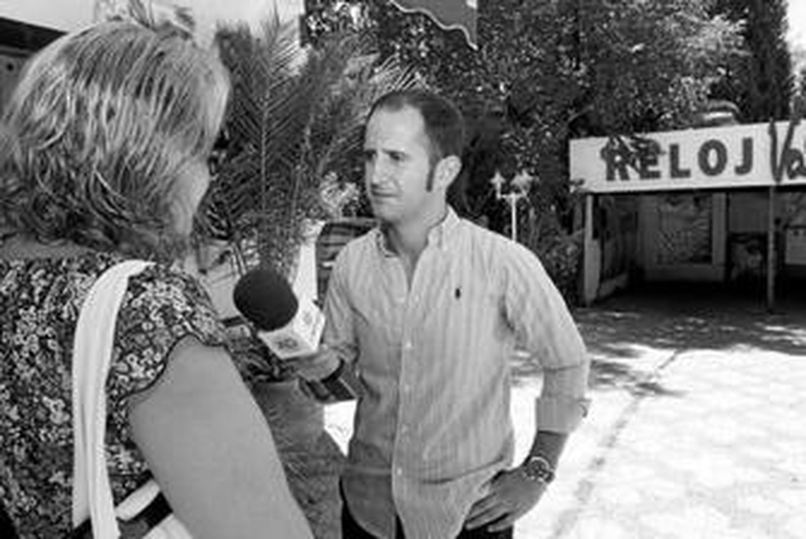 La esposa de Valentín Ramos, Mercedes González, atiende a un redactor del programa 'Andalucía directo', de Canal Sur Televisión .