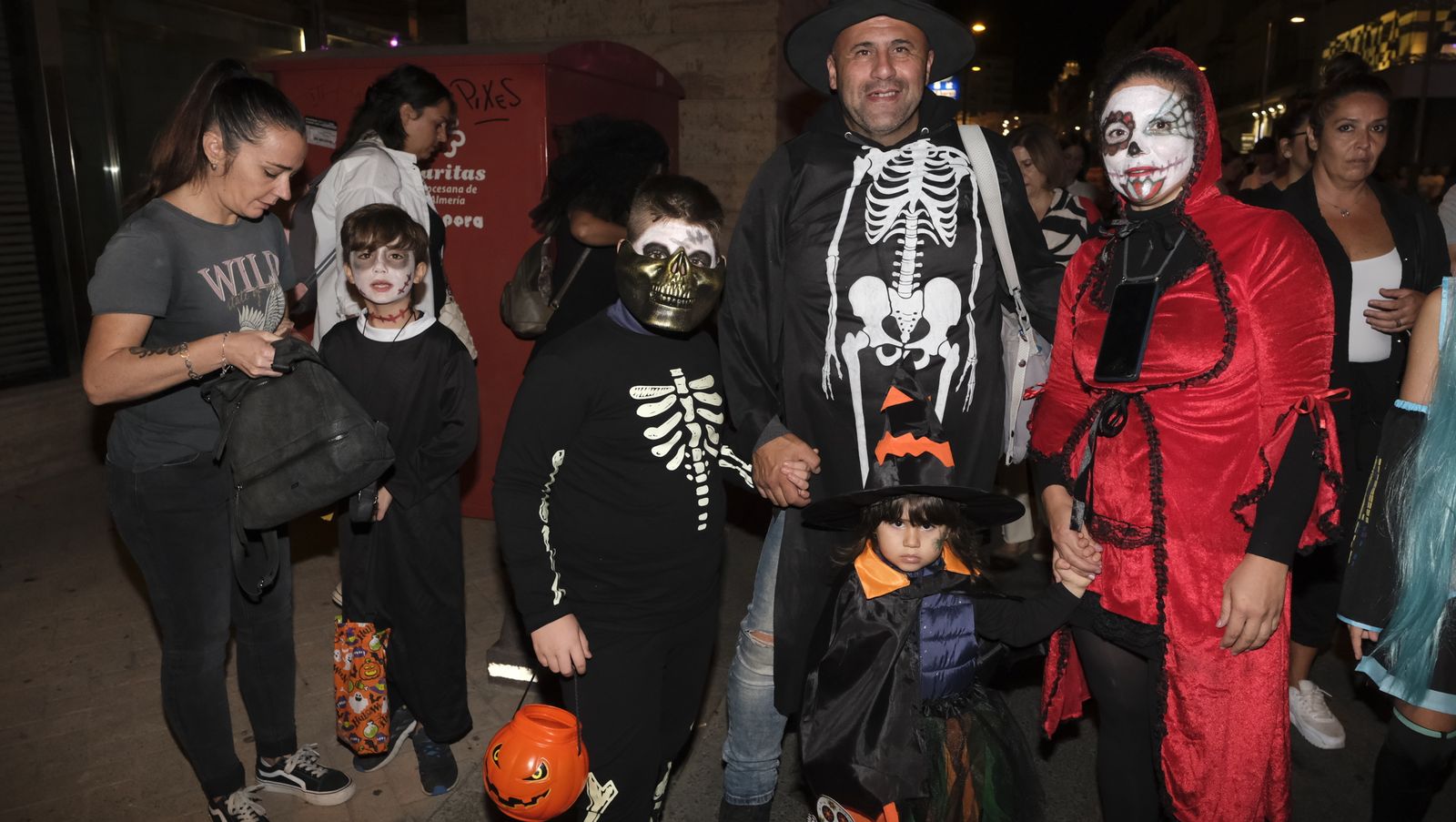 Las imágenes de la Noche en Negro en Almería, Halloween.