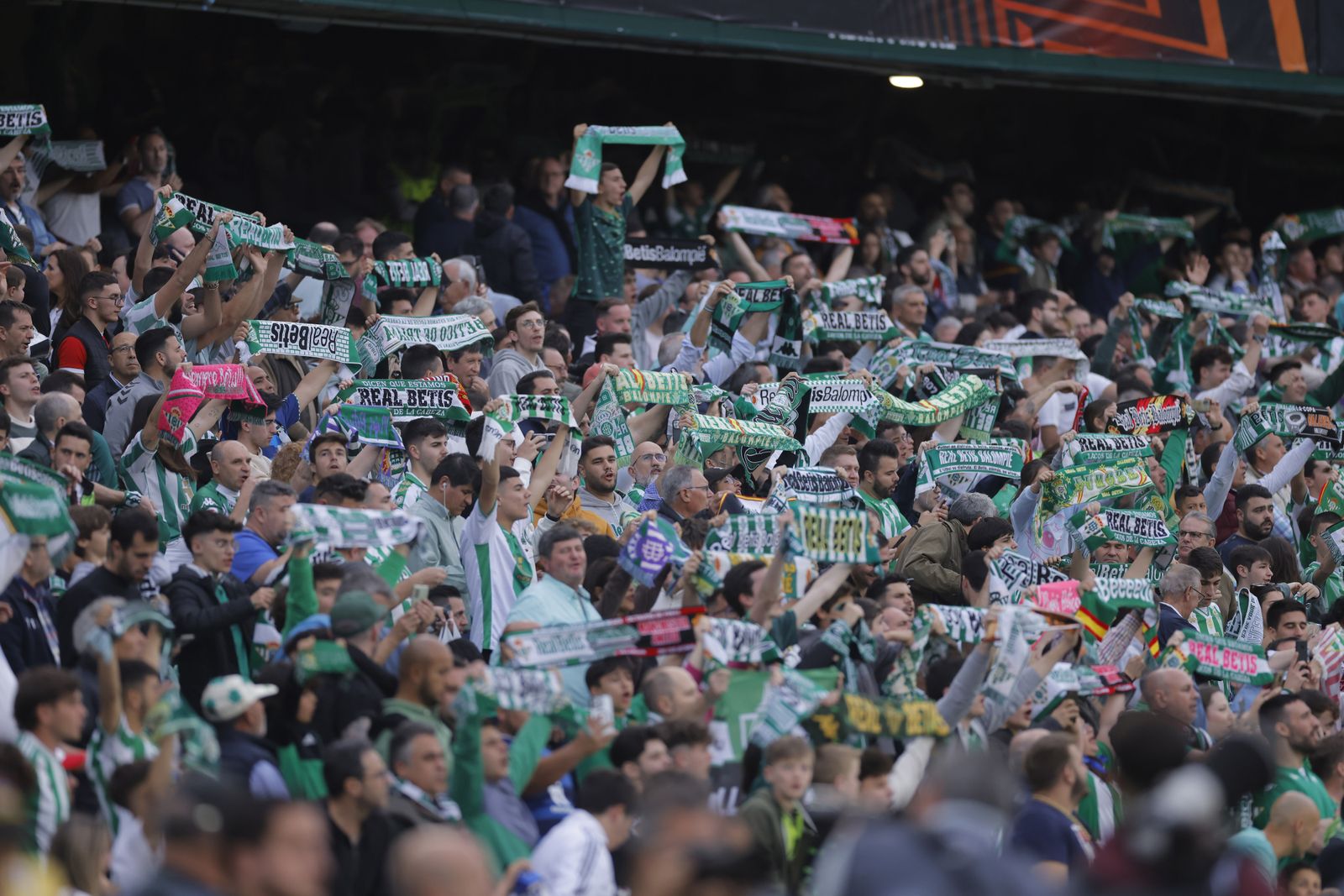 Búscate en las fotos del Betis-Manchester