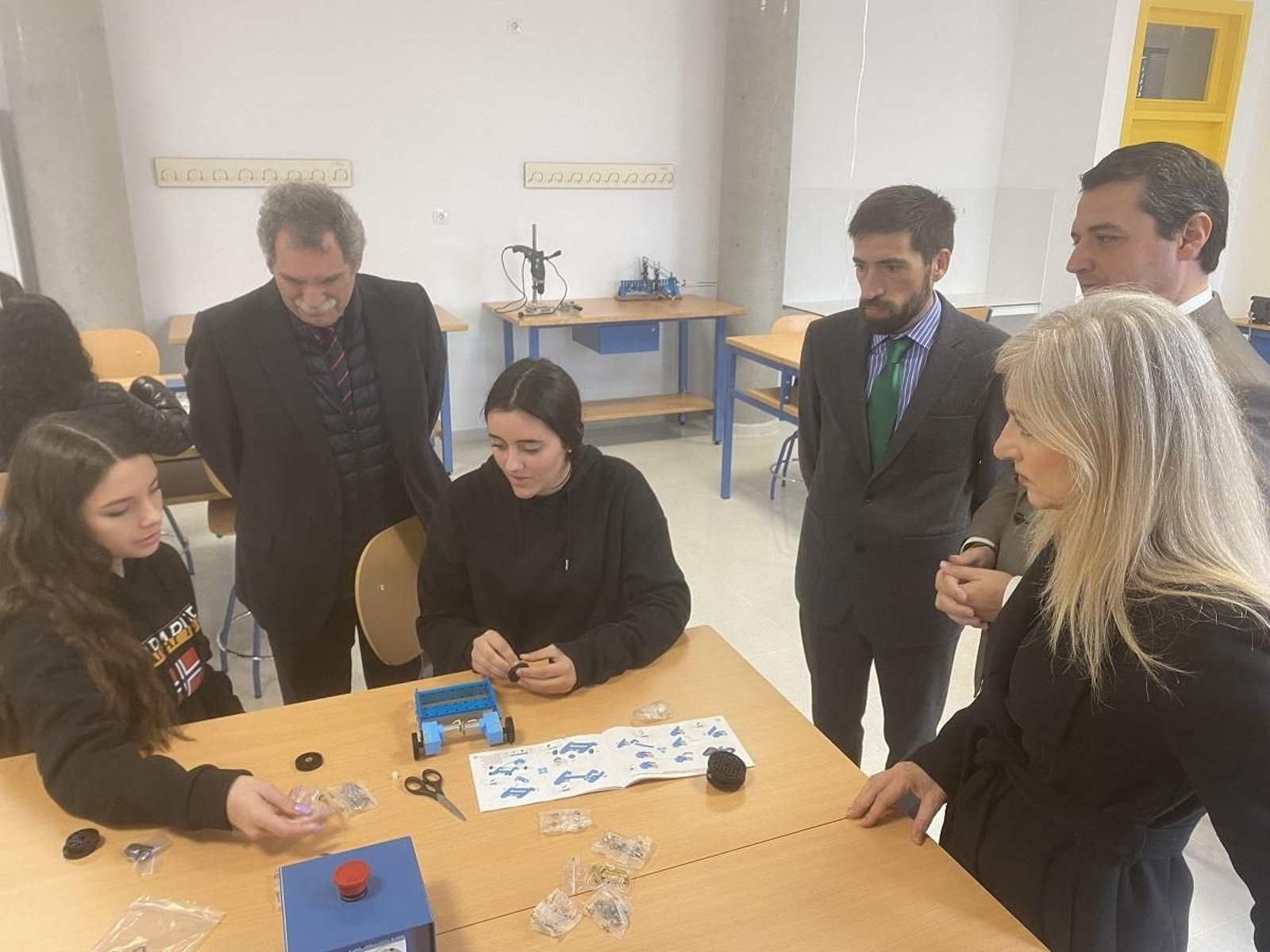 Los alumnos aprenden robótica en el instituto Casiana Muñoz de Córdoba capital. Los alumnos aprenden robótica en el instituto Casiana Muñoz de Córdoba capital.