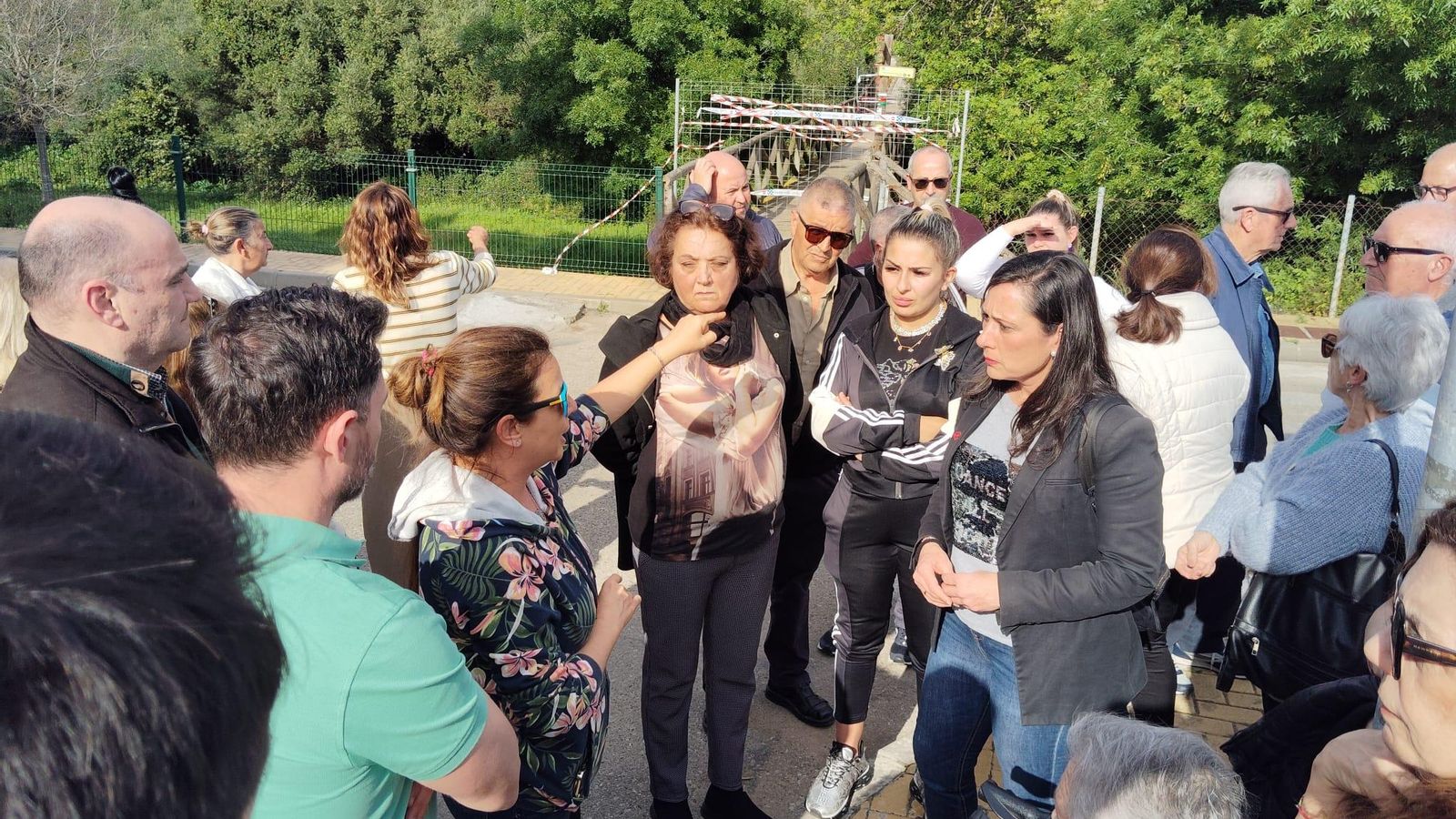 El PSOE de Algeciras exige una solución de emergencia para el cruce del río Pícaro y se reúne con los vecinos de Los Camarotes. El PSOE de Algeciras exige una solución de emergencia para el cruce del río Pícaro y se reúne con los vecinos de Los Camarotes.