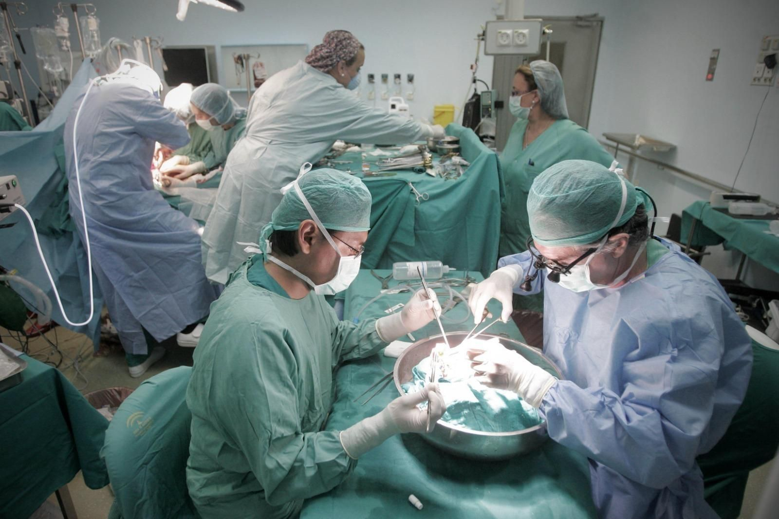 Un equipo de sanitarios lleva a cabo un trasplante en un hospital andaluz.