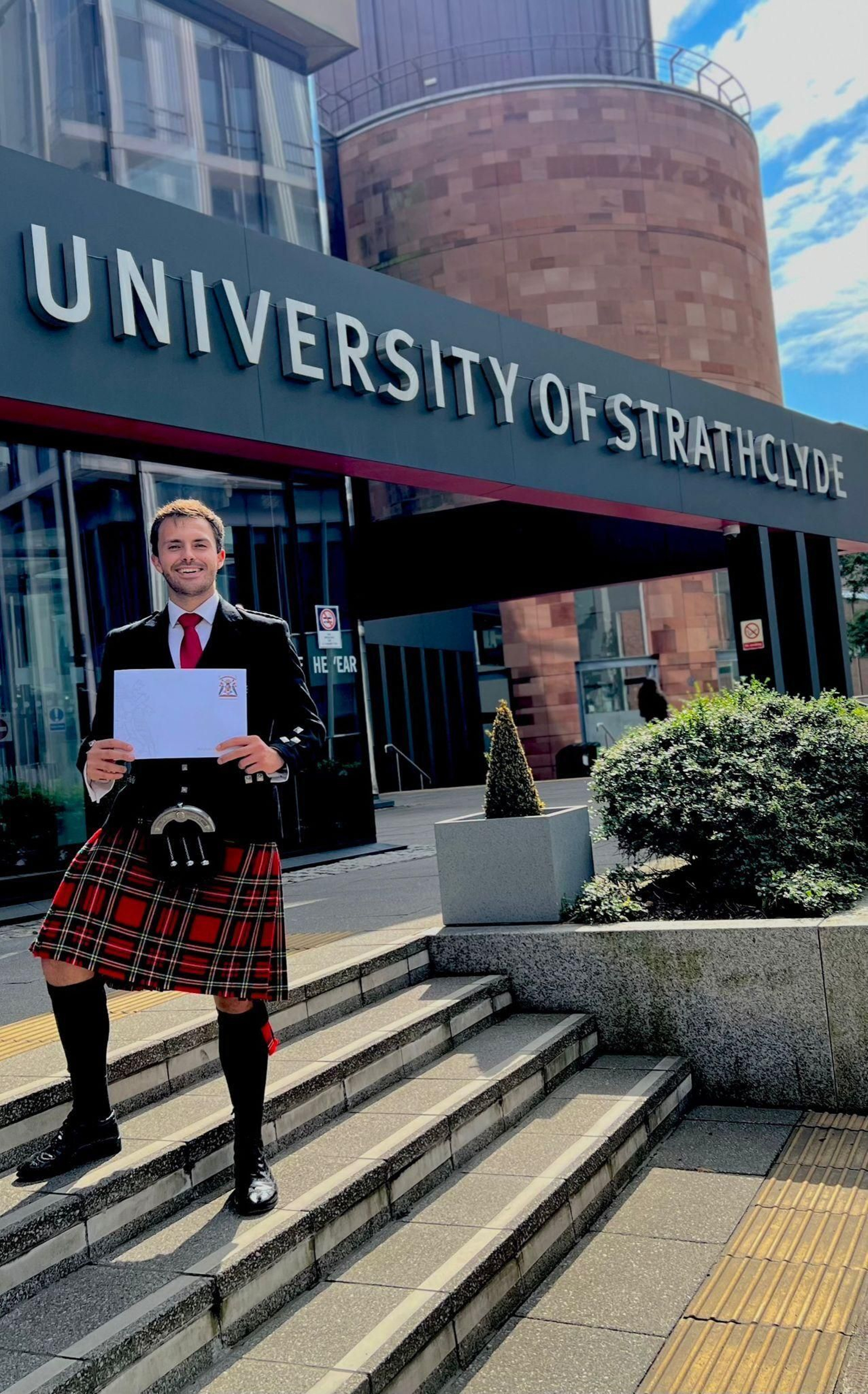 Enrique Martín en su universidad de Escocia.