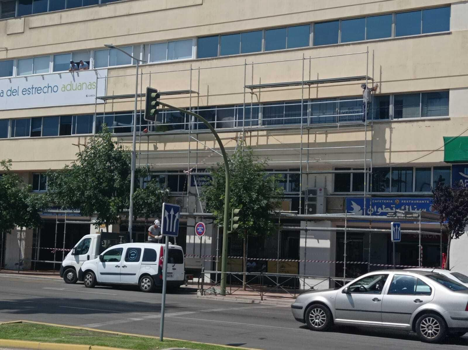 Andamios en la fachada del Hotel Al-Mar