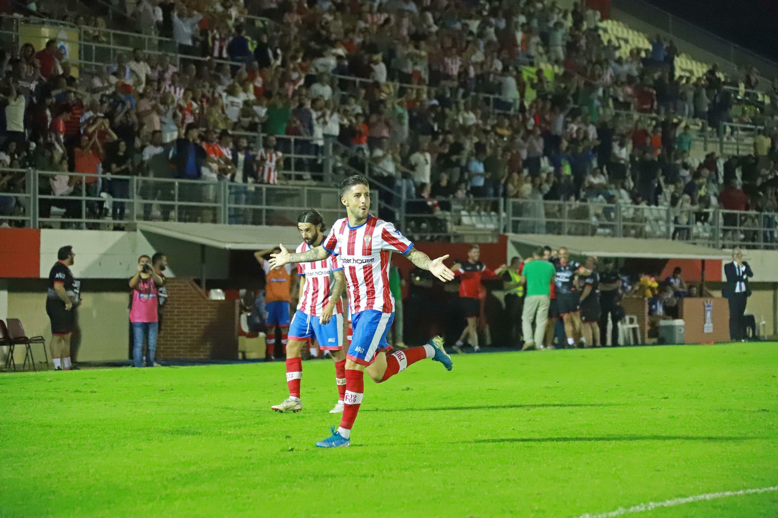 Antonio Domínguez celebra un gol en el Nuevo Mirador.