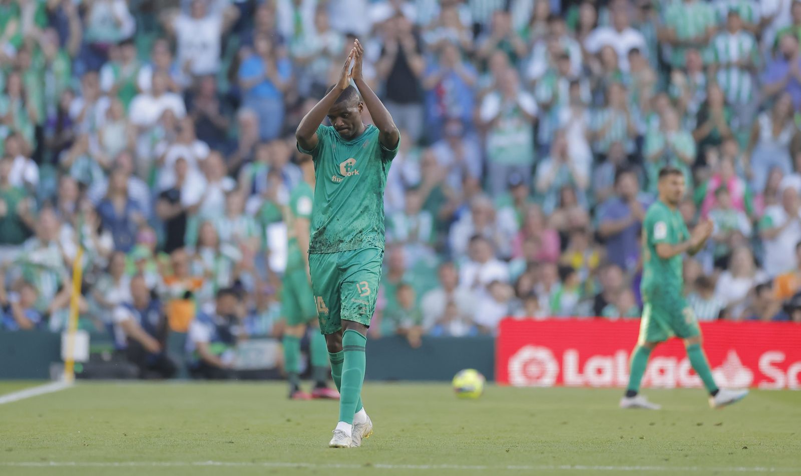 William Carvalho se marcha del campo recibiendo el merecido aplauso de todos los béticos.