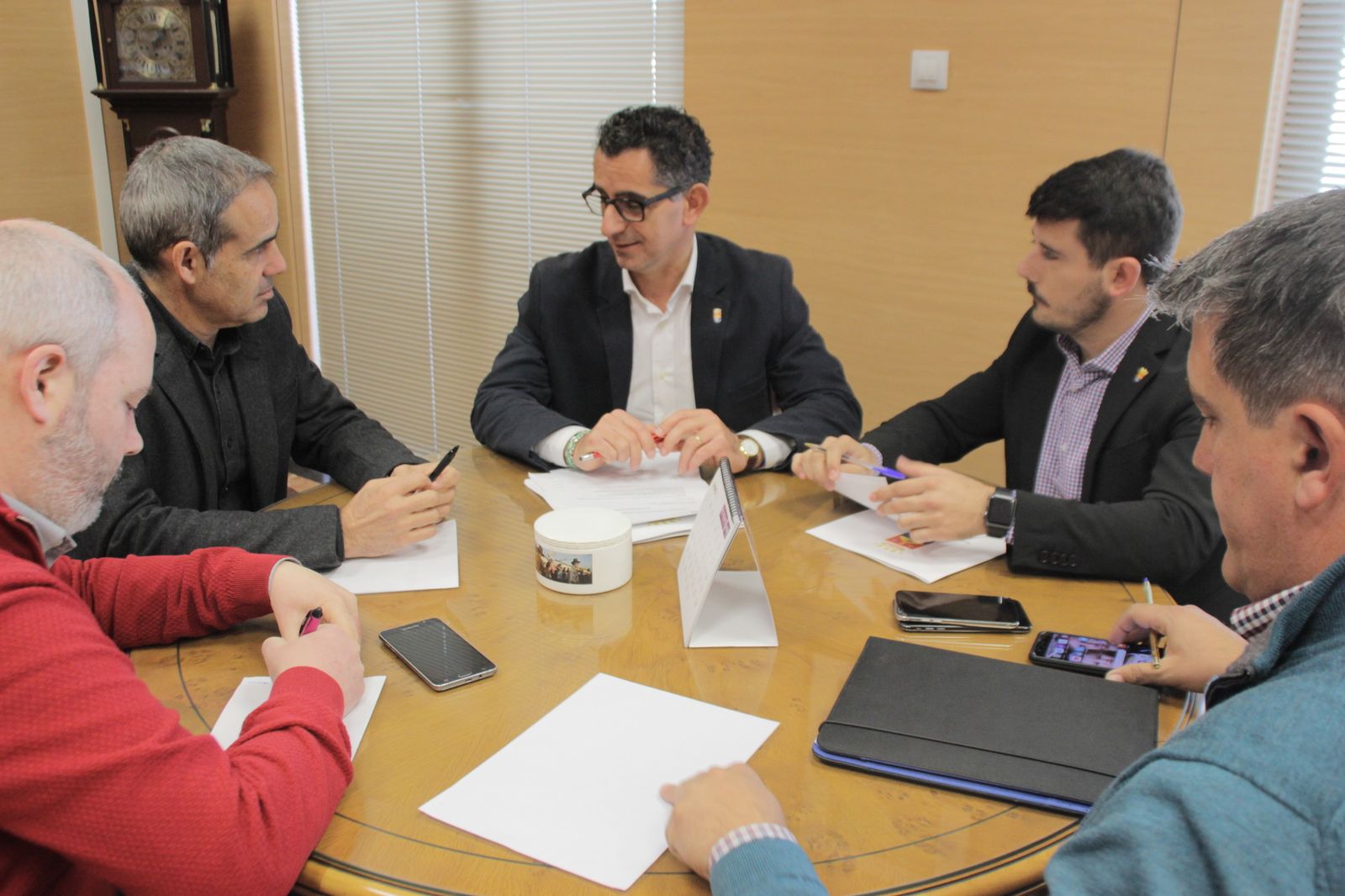 La reunión de Miguel Molina y José Pacheco se celebró en la Subdelegación del Gobierno.