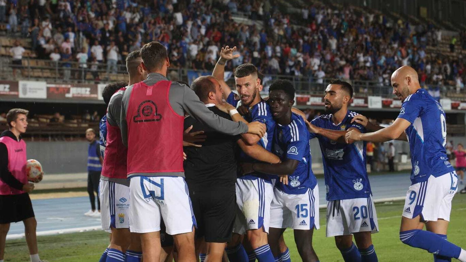 Los jugadores del Xerez CD celebran el tanto de Álvaro Rey.