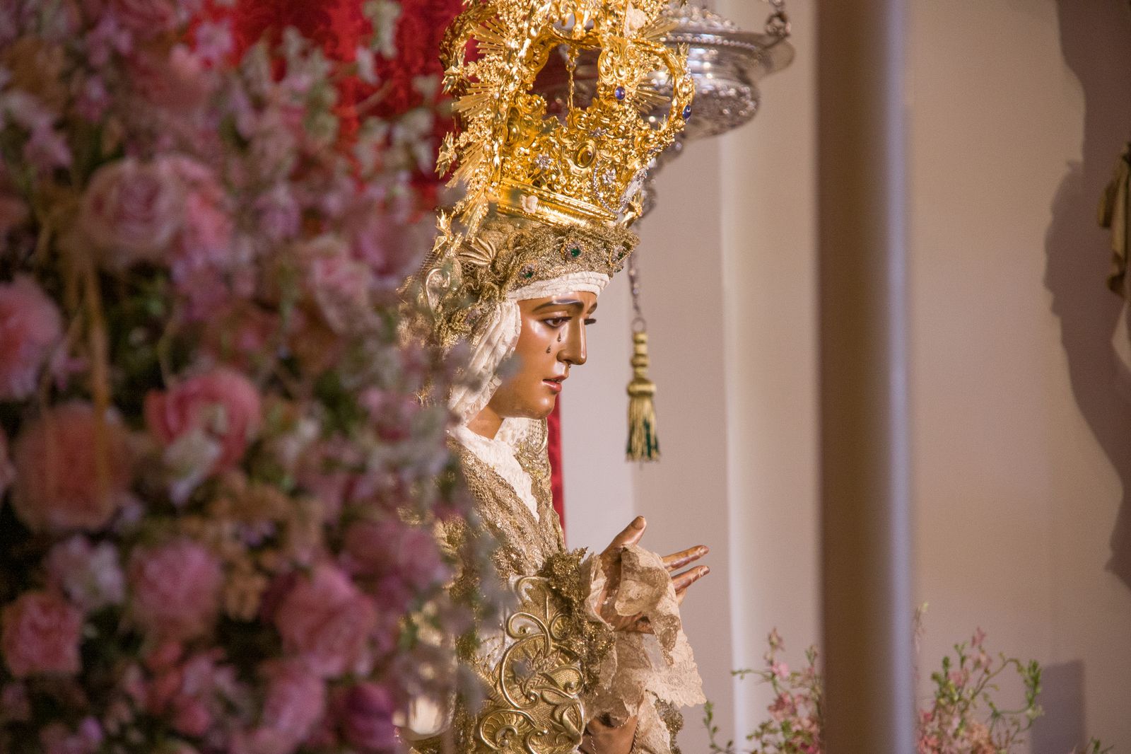 La Esperanza de Triana amanece vestida de blanco para la Pascua de Resurrección