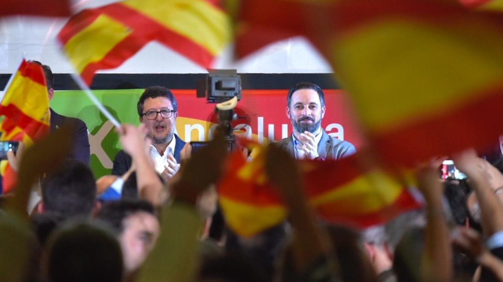 Serrano y Abascal, entre banderas.