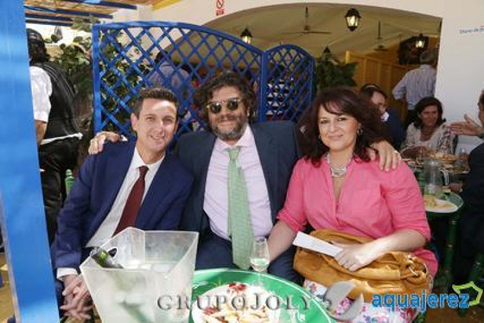 El gerente de Diario de Jerez, Miguel Berraquero, posa ayer junto al colaborador habitual de este medio, Alberto Núñez Seoane, y Susana Borrego.

Foto: Manuel Aranda