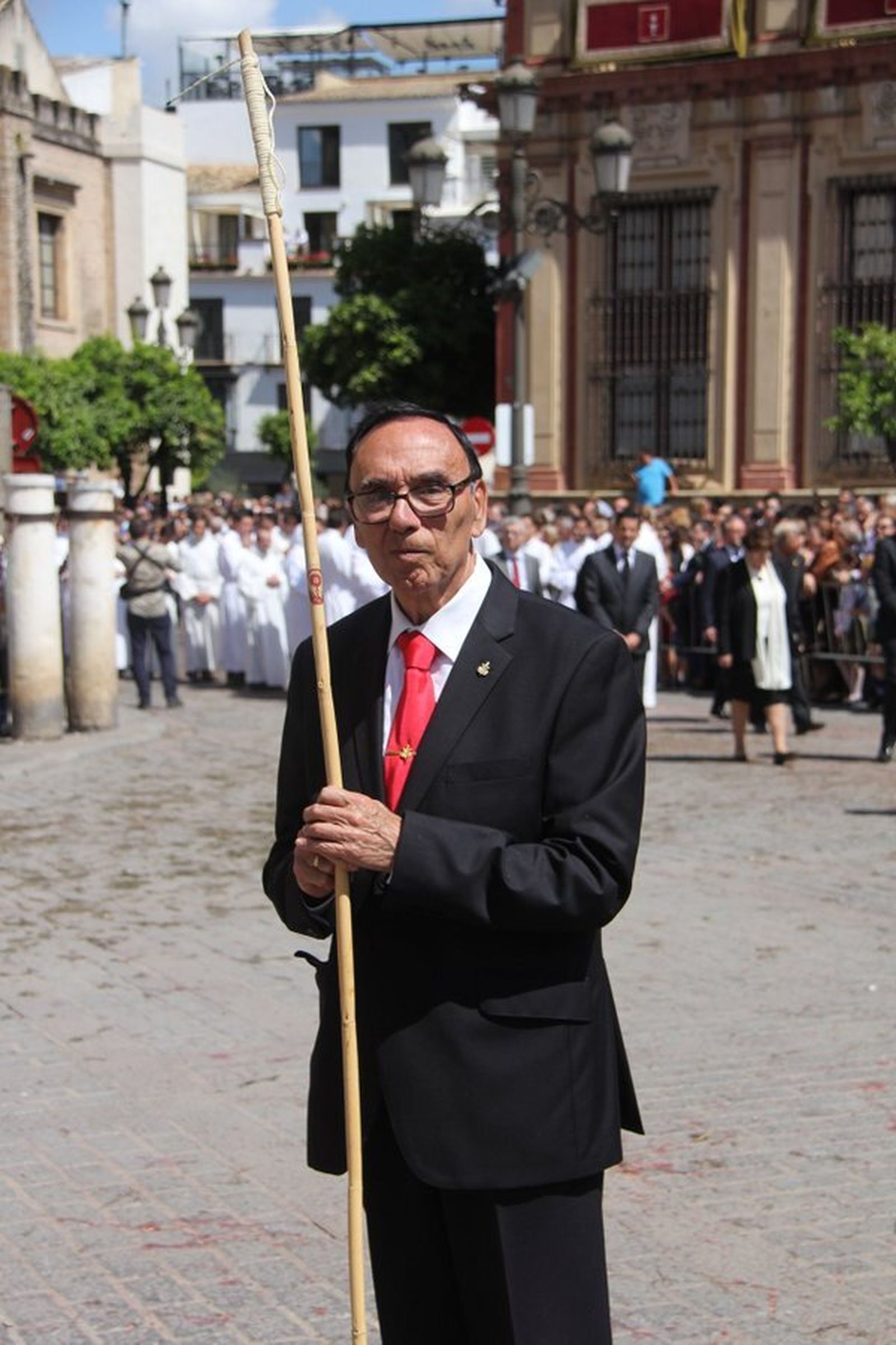 Manuel Santizo con la caña para encender los pasos