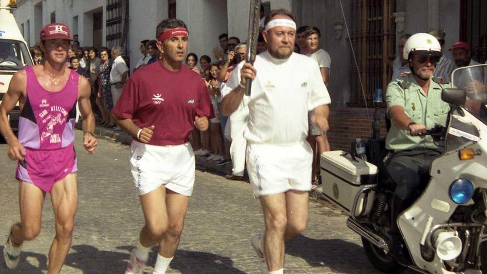 Paco Díaz portando la antorcha olímpica en julio de 1992.