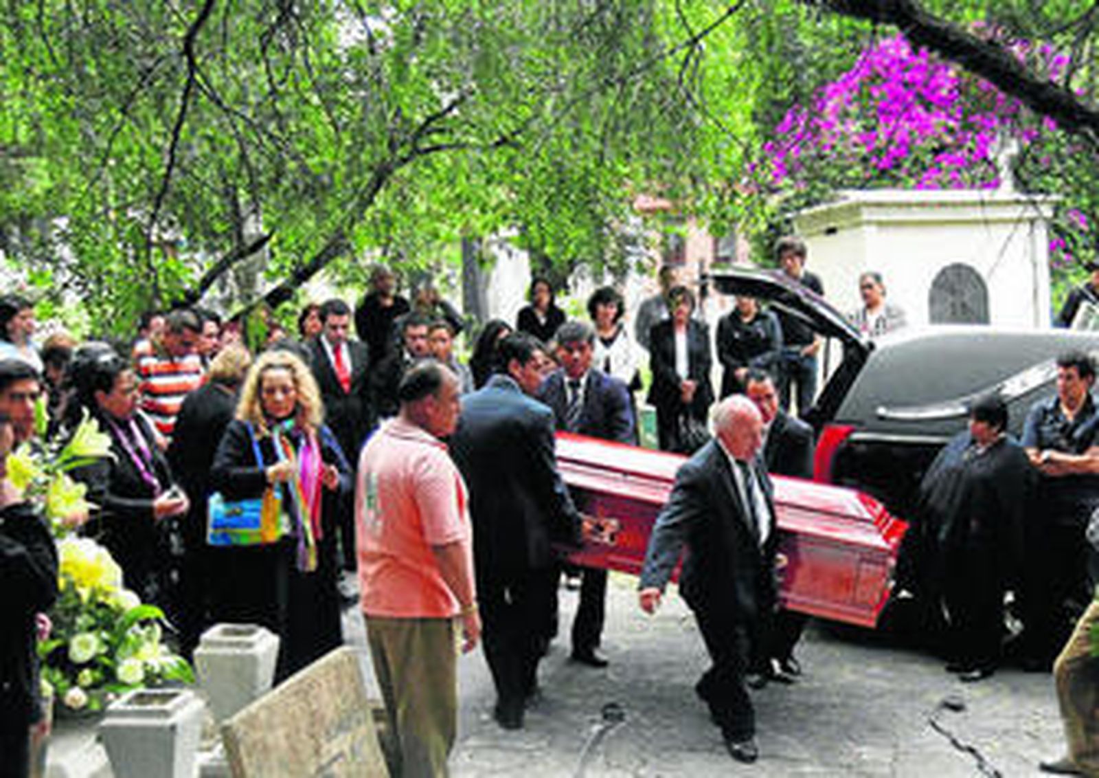 Amigos y familiares en el sepelio de Rocío González Trápaga.