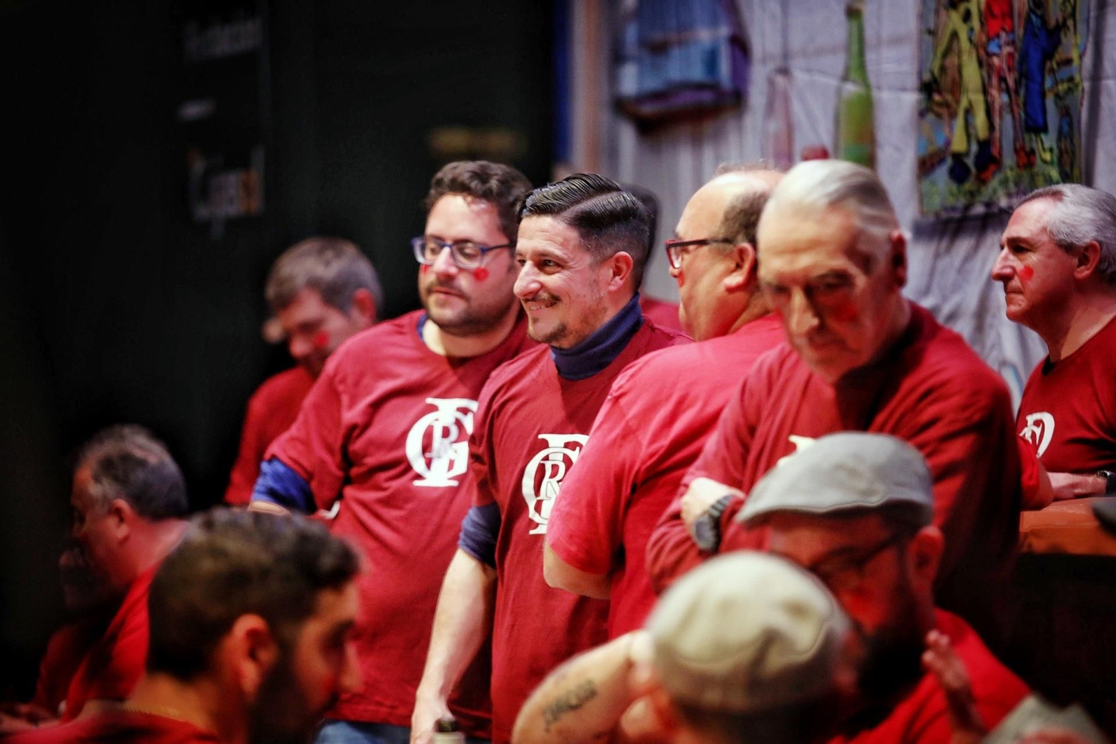 David Palomar, entre los ilustres figurantes de la chirigota de Manolín Gálvez.