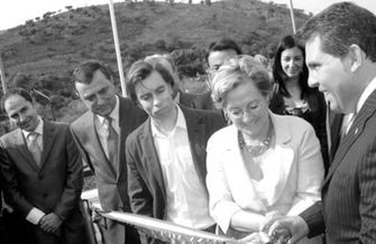 La presidenta de la Diputación y el presidente de la Cámara de Mértola durante el corte de cinta clásico.