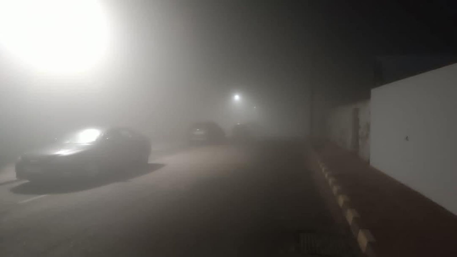 Calles de El Santiscal con densa humareda