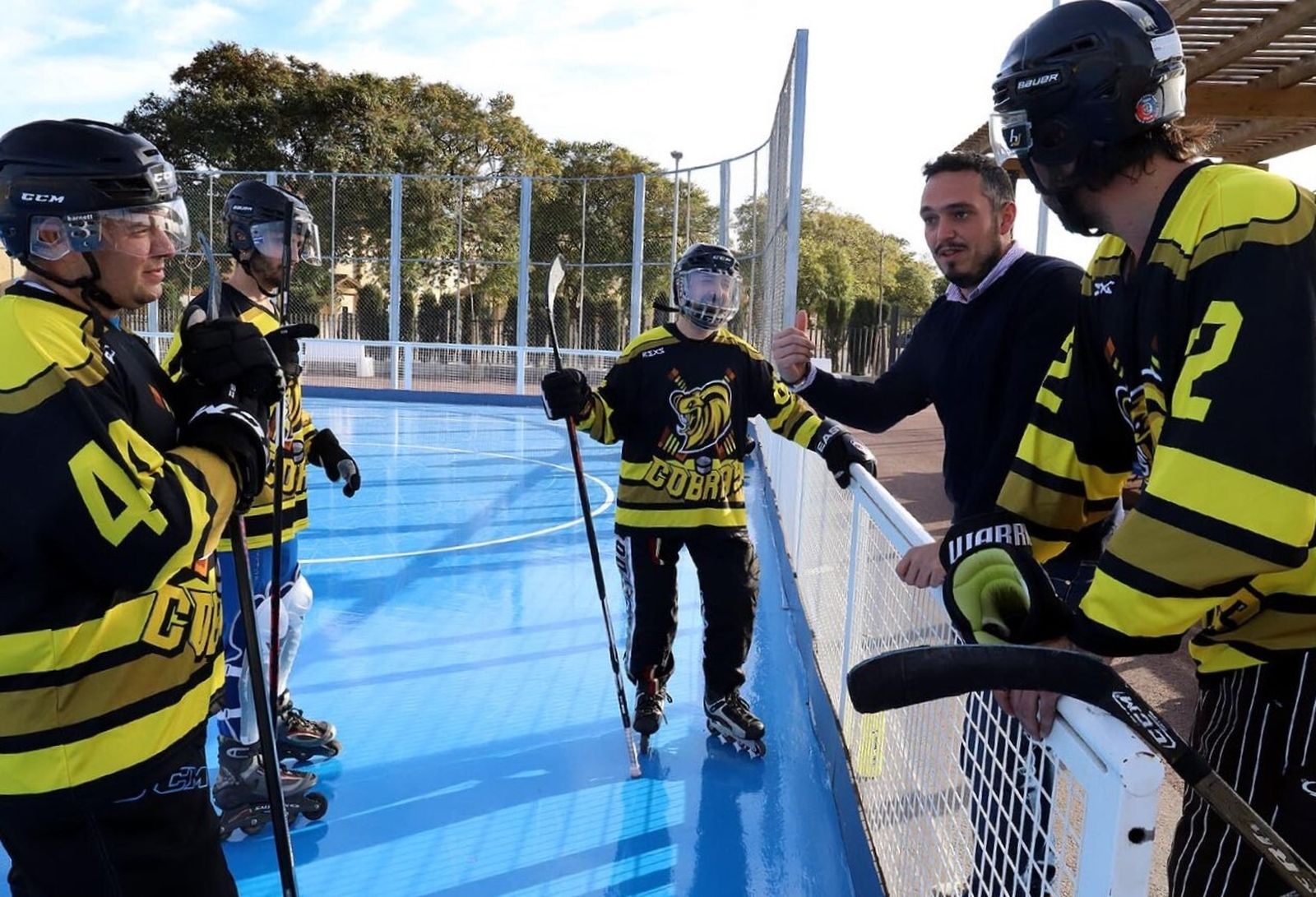 Jesús Alba, delegado de Deportes, junto a varios jugadores del Cobras Jerez de hockey.