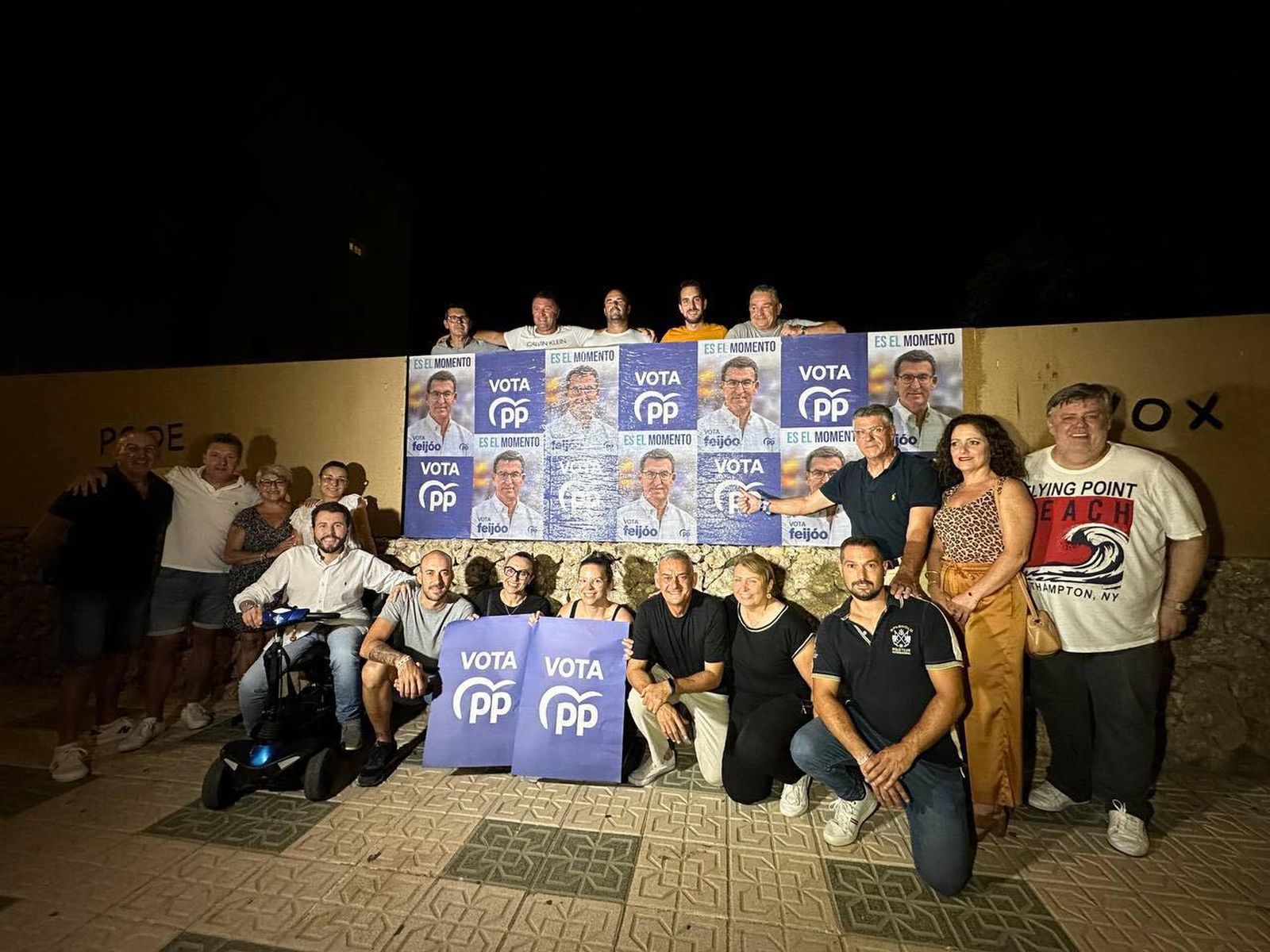 Inicio a la campaña electoral para las Elecciones Generales del 23J en Nerja con la tradicional pegada de carteles