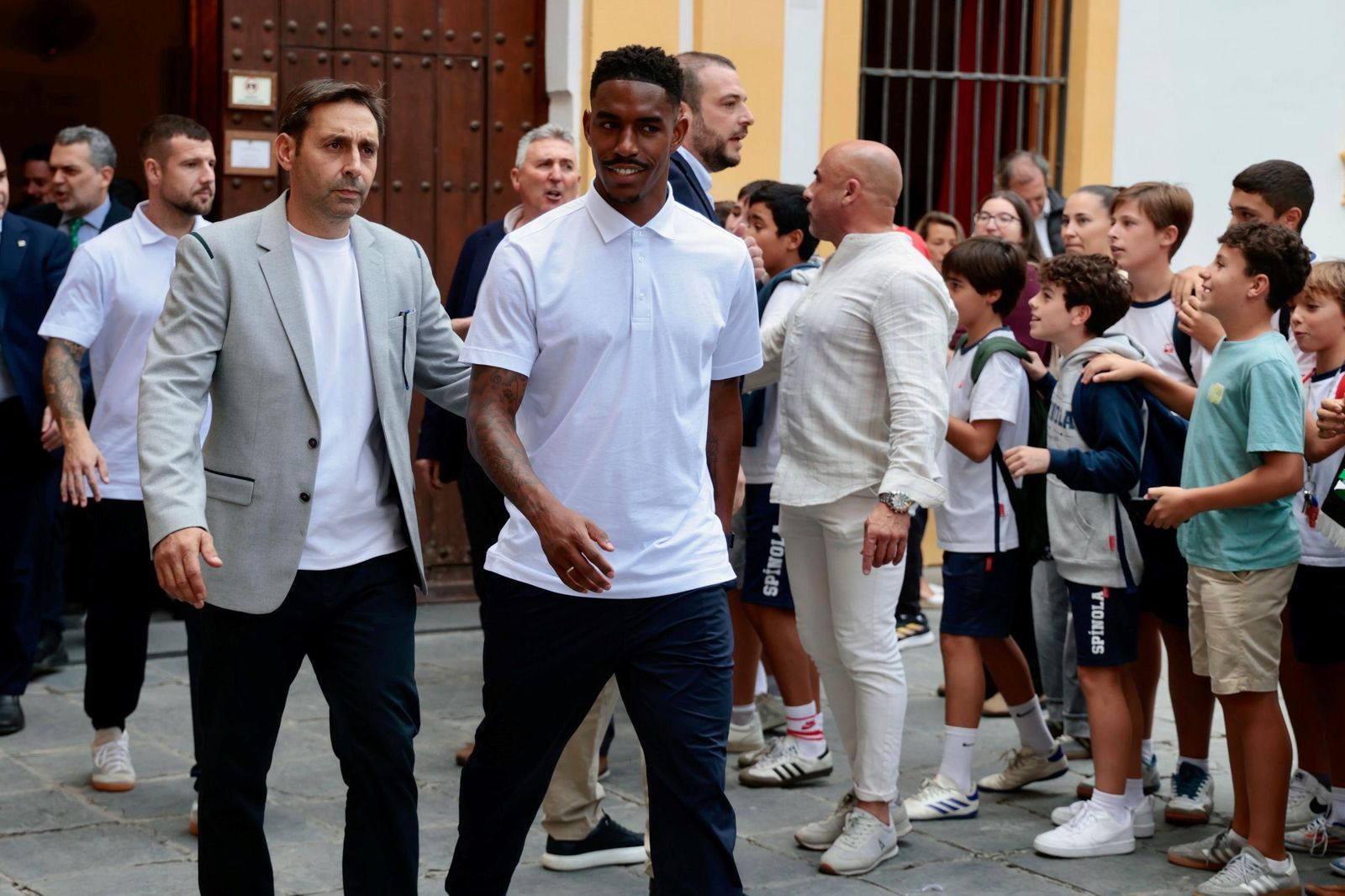 La visita del Betis a la Hermandad de El Museo, en imágenes