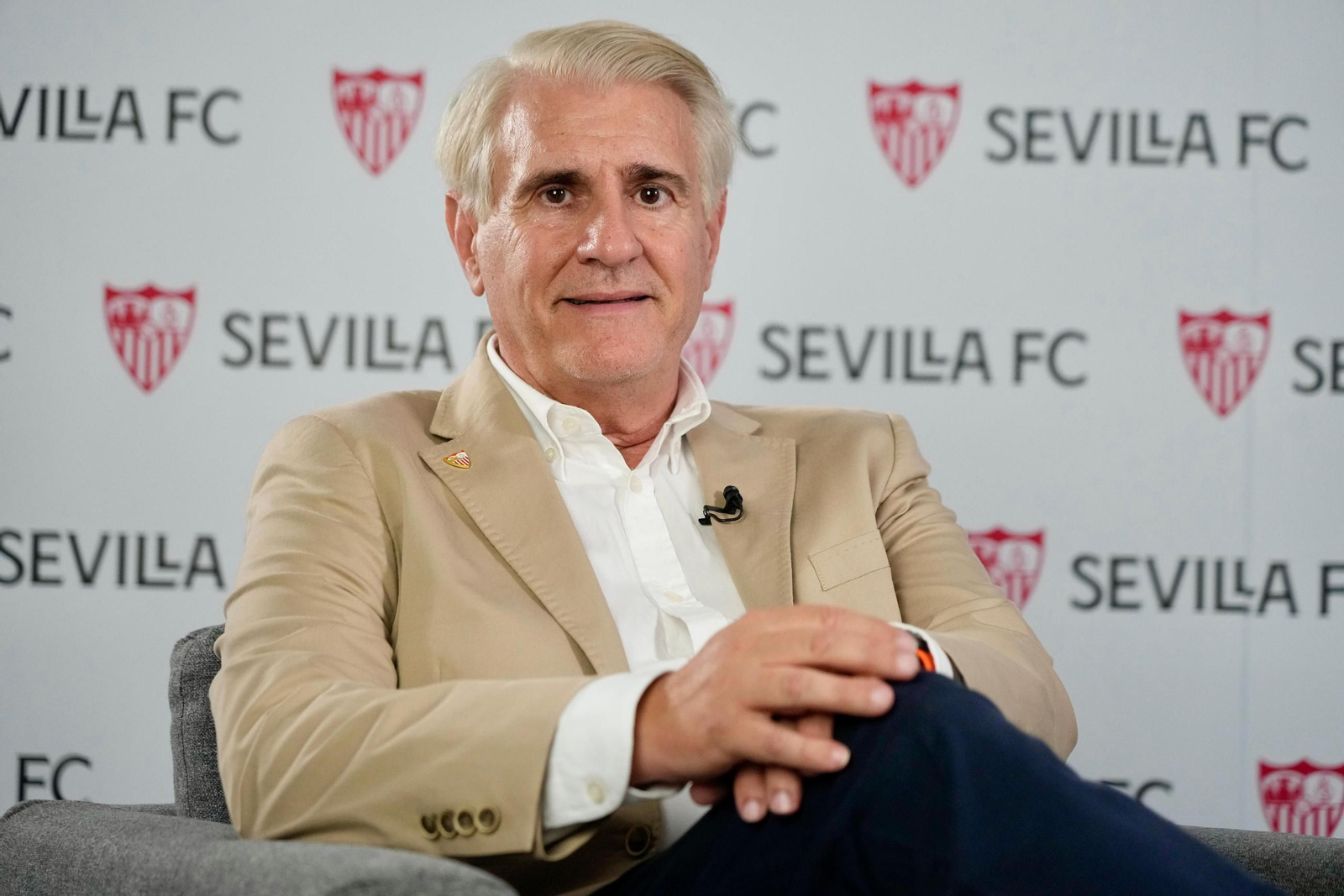 Antonio Cordón posa tras ser presentado ante el departamento de fútbol del Sevilla. Antonio Cordón posa tras ser presentado ante el departamento de fútbol del Sevilla.