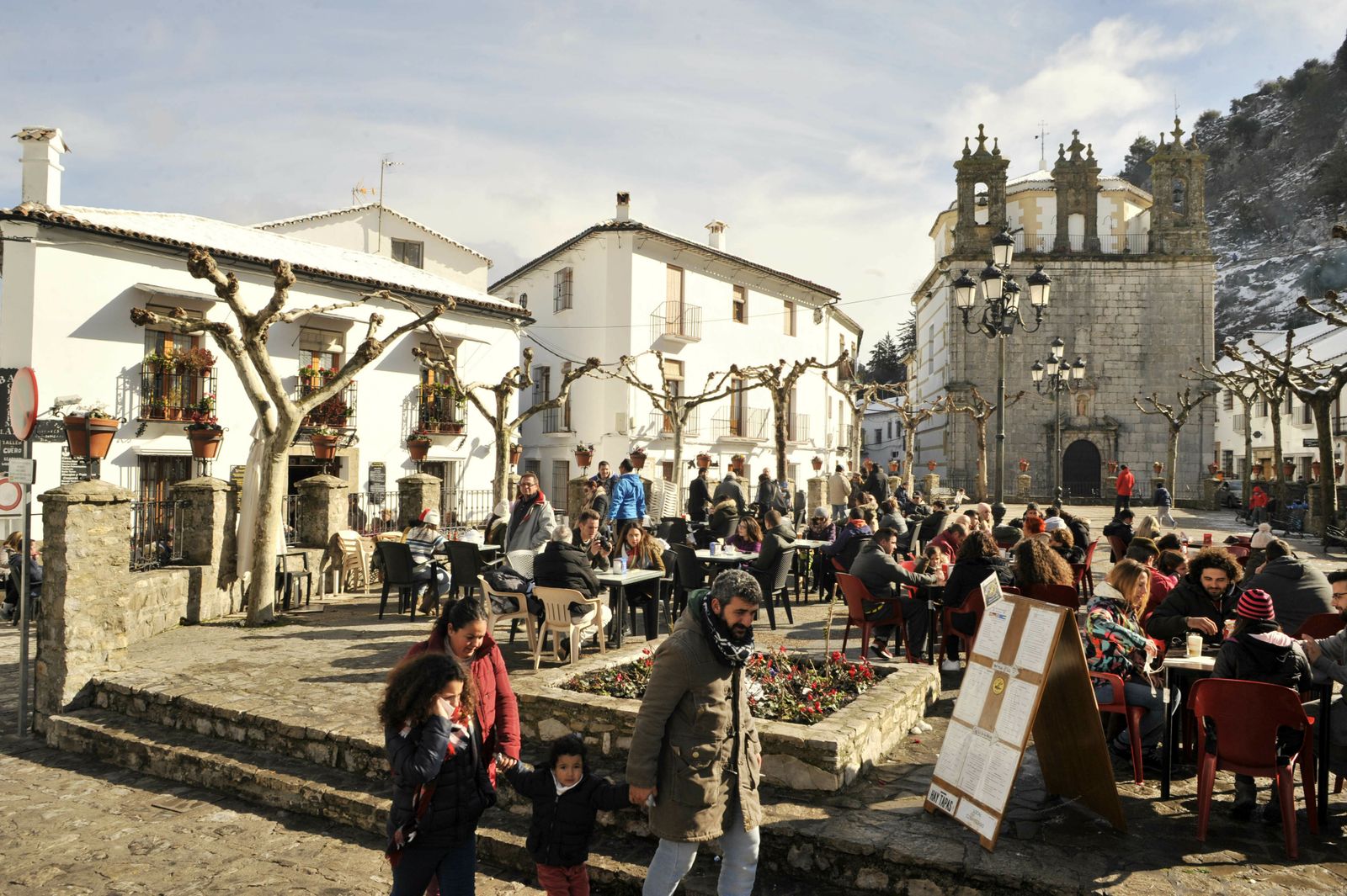 Grazalema, Setenil y Zahara de la Sierra, entre los 10 pueblos más bonitos de España.