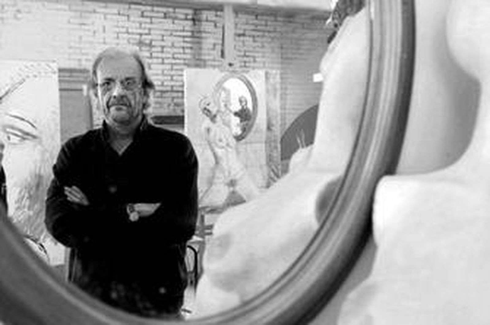 El polifacético Luis Eduardo Aute, que se ha atrevido con la pintura.