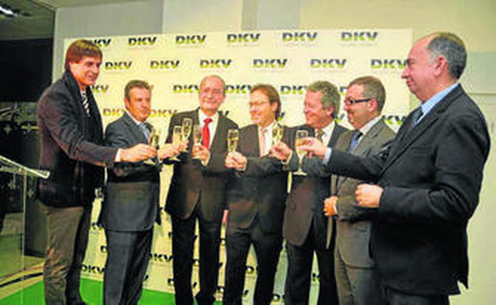 Josep Santacreu y Francisco de la Torre, entre otros, brindan por la oficina.