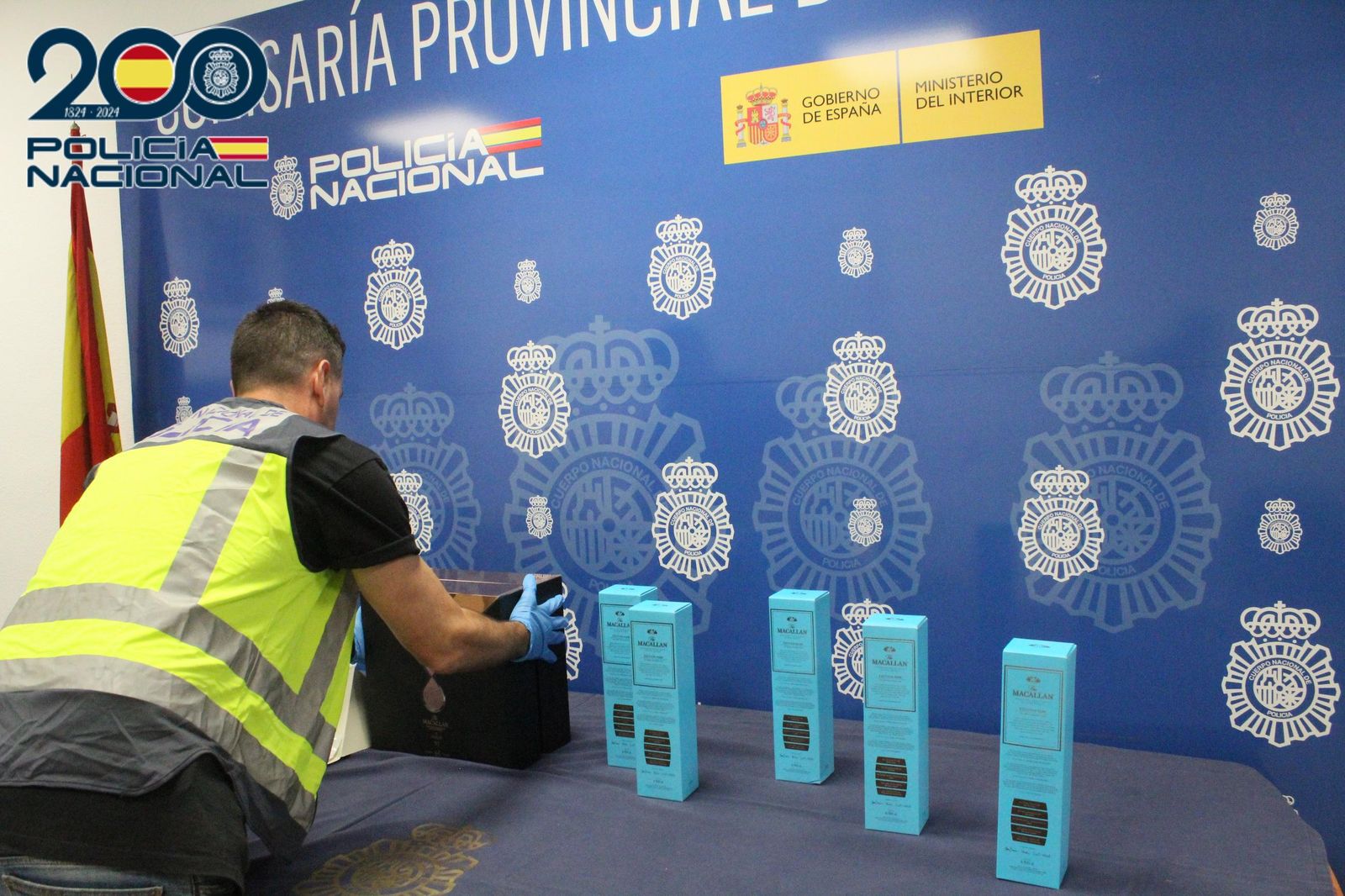 Un policía junto a las botellas recuperadas