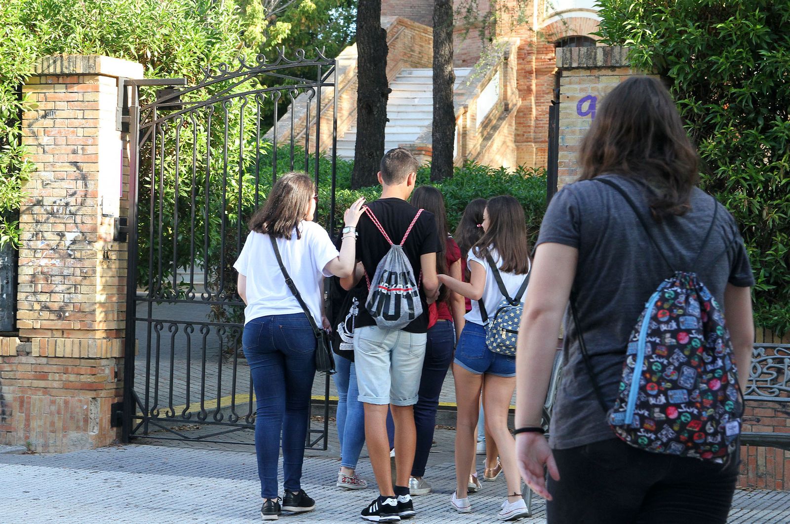 Alumnos en la entrada de un instituto de Huelva.