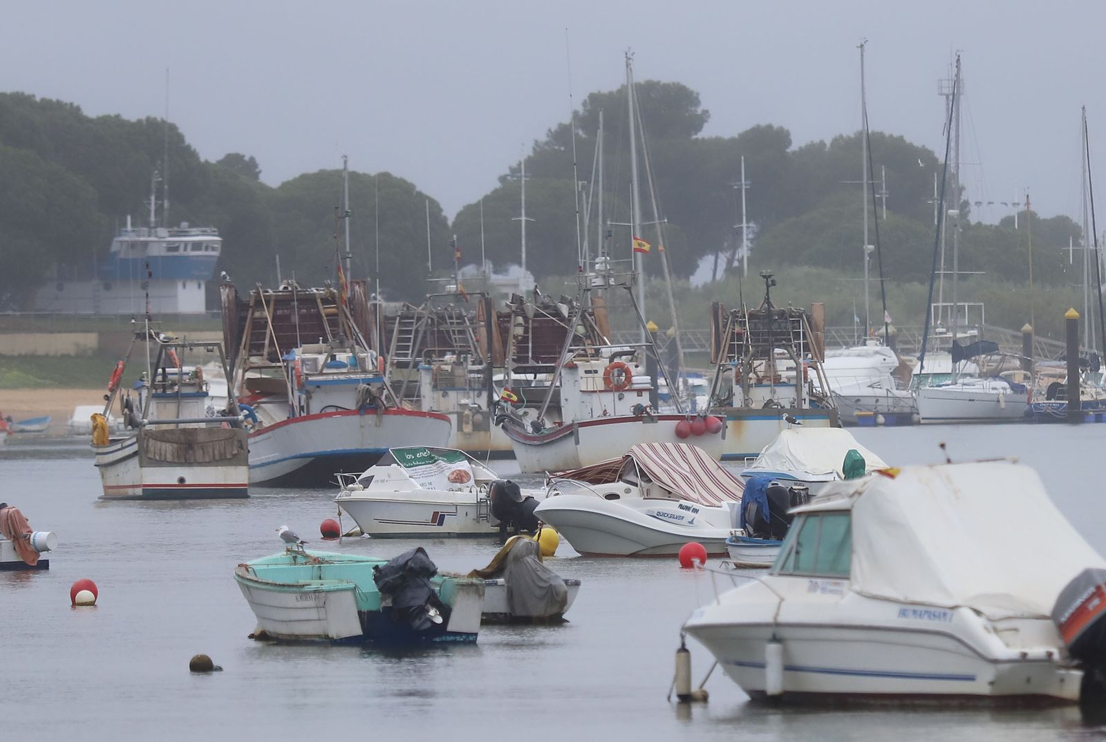 Barcos y artes de pesca en Punta Umbría.