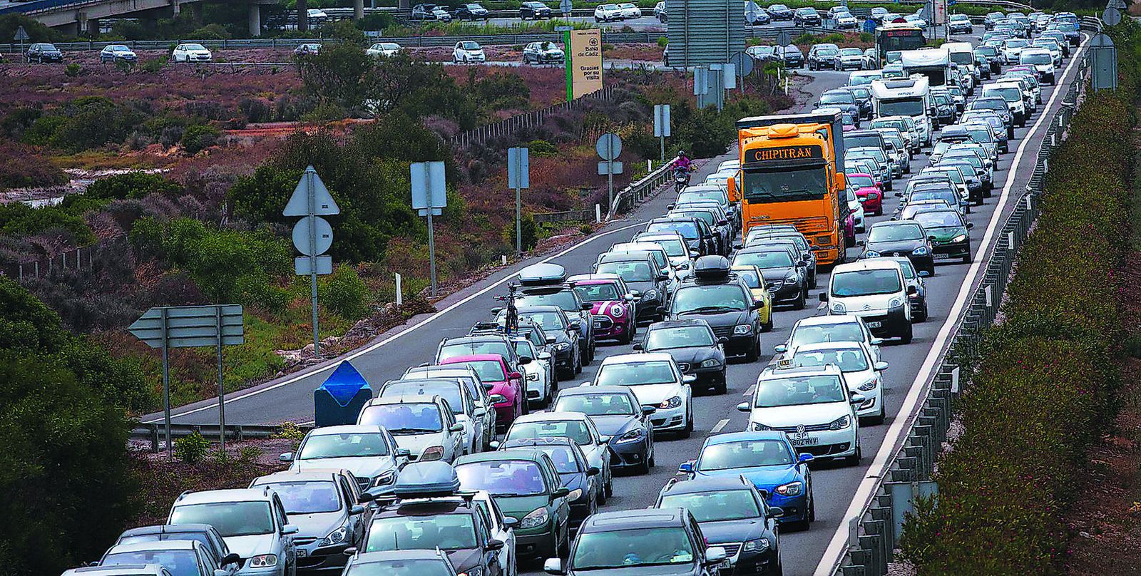 Una imagen habitual en verano en el nudo de Tres Caminos, entre los términos de Puerto Real y Chiclana.