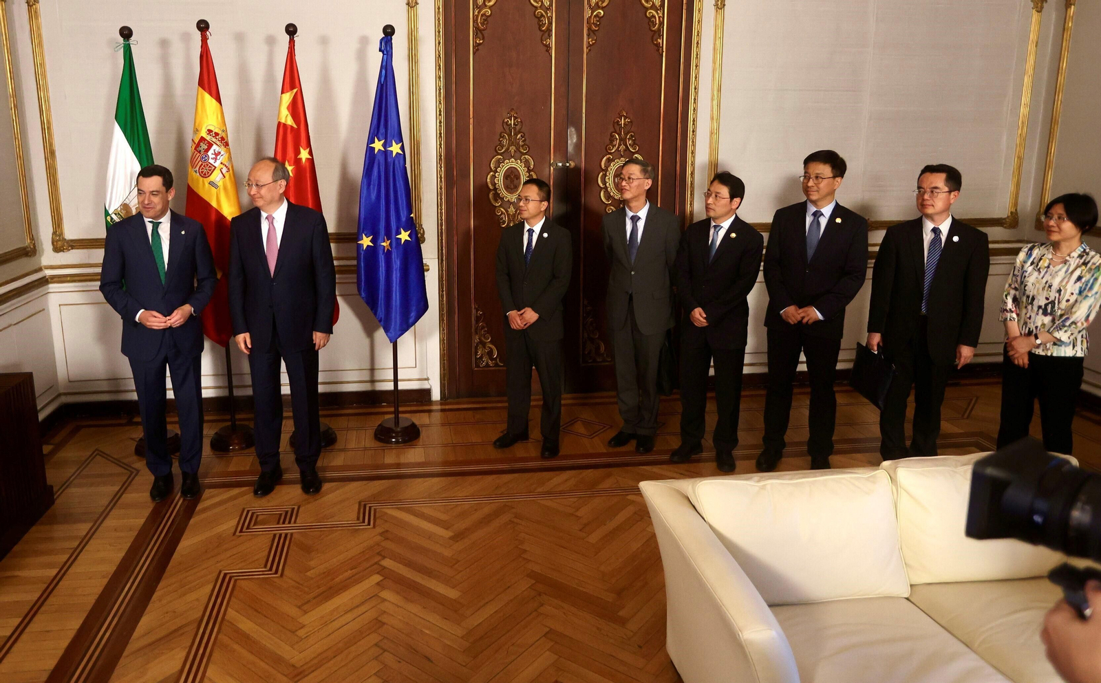 Juanma Moreno y Yin Li junto a la delegación que lo acompañaba en el Palacio de San Telmo