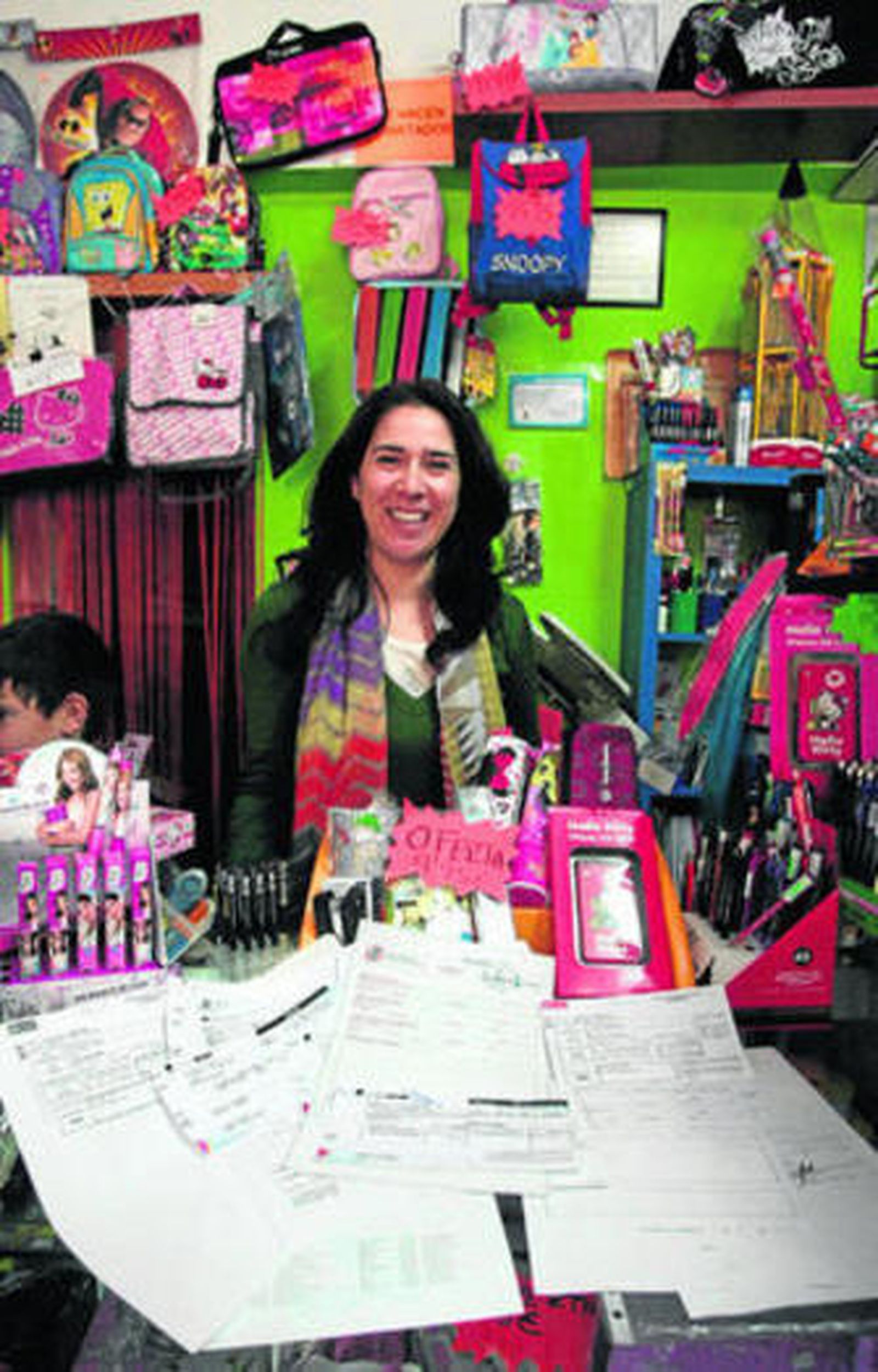 Raquel Jiménez posa con los documentos que acreditan la persecución de que es objeto por parte de Diputación.