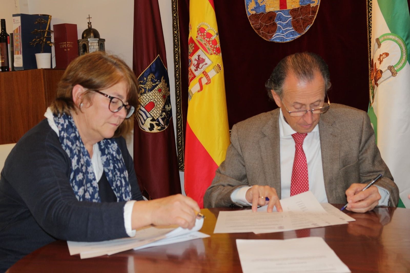 Un momento de la rúbrica del acuerdo.