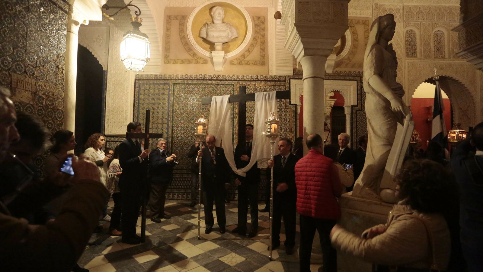 La Cruz de las Toallas de la Hermandad de los Negritos abre el cortejo del vía crucis.