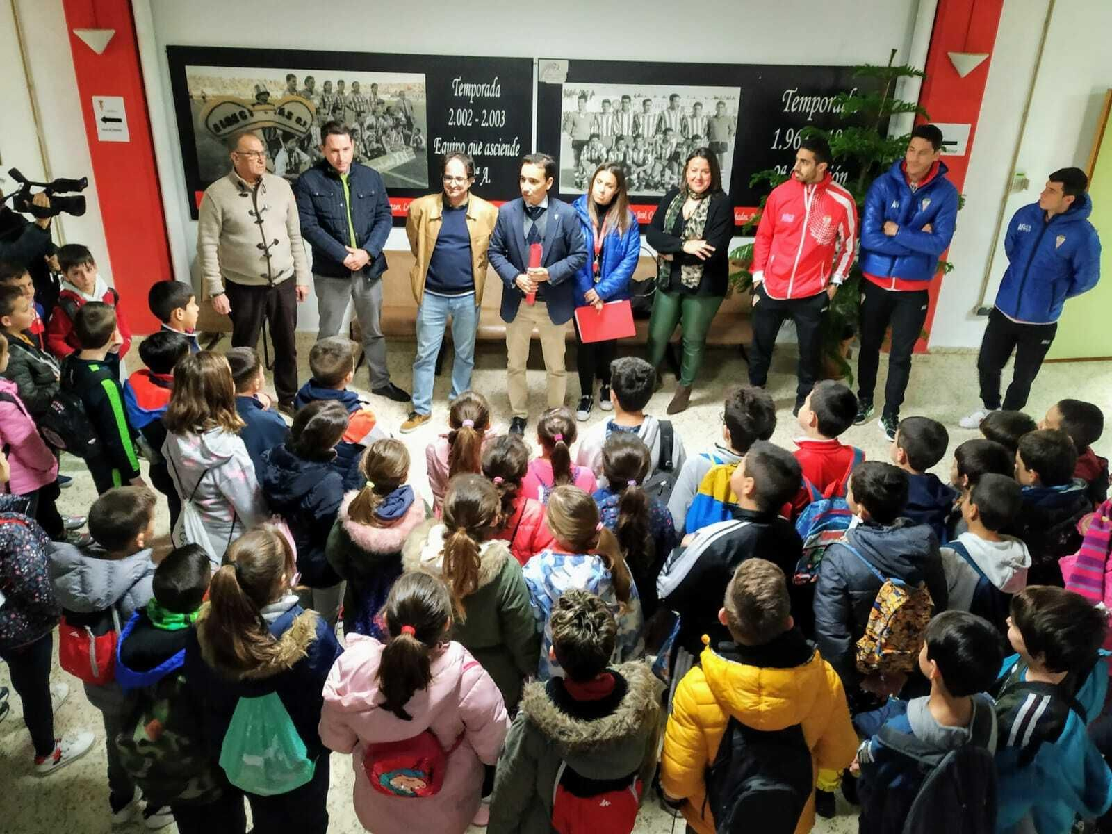 Los anfitriones reciben al colegio Adalides. Los anfitriones reciben al colegio Adalides.