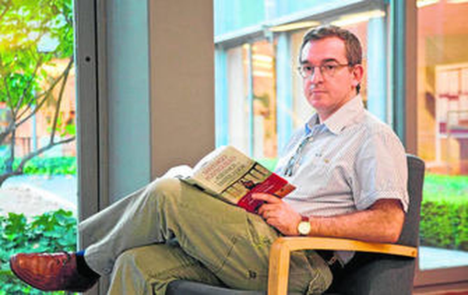 El escritor Santiago Posteguillo, con su última novela, 'Los asesinos del emperador'.