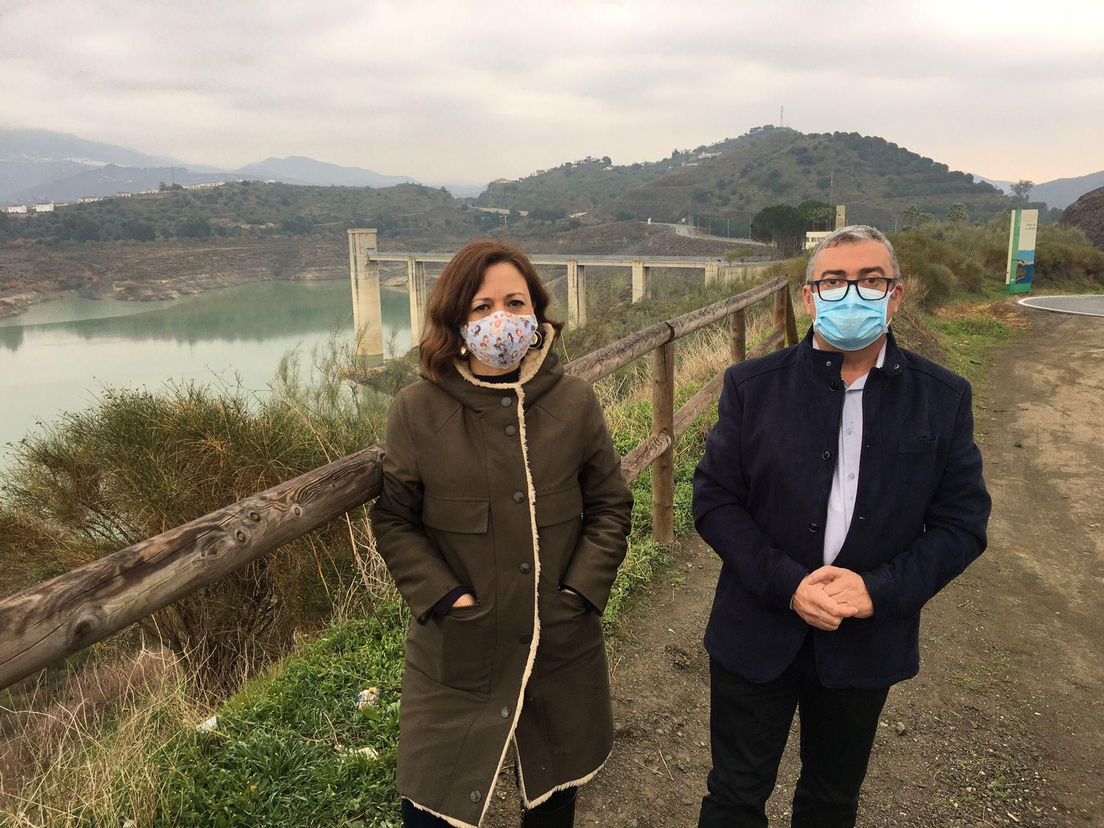 La delegada del Gobierno andaluz en Málaga y el alcalde de La Viñuela.