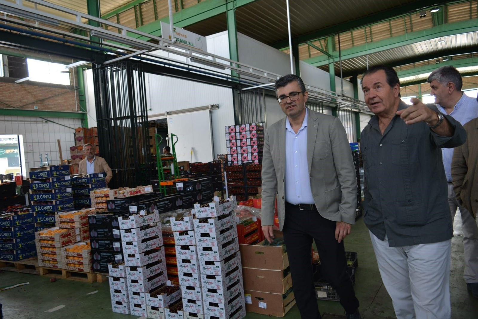 El delegado de Empleo de la Junta en Granada, José Javier Martín Cañizares, y el gerente de Mercagranada, Adolfo Orti